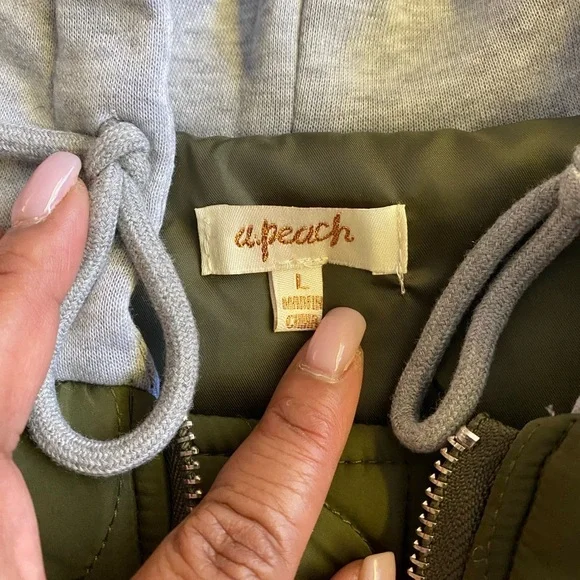 Quilted Green Puffer Hoodied Vest - Picture 3 of 5